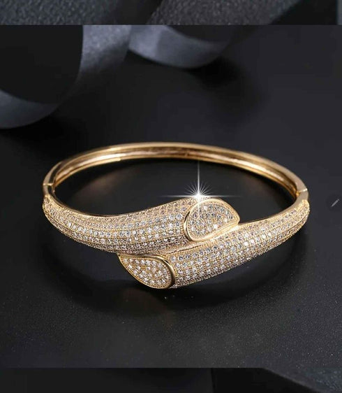 Classic Elegant Design 18K Gold Plated Cubic Zirconia Bracelet for Women